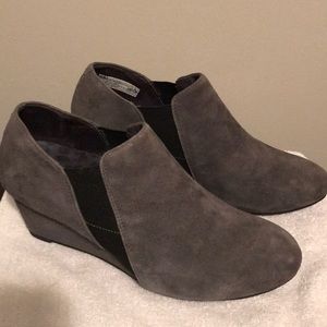 Vionic Stanton Wedge Suede Bootie Size 6.5